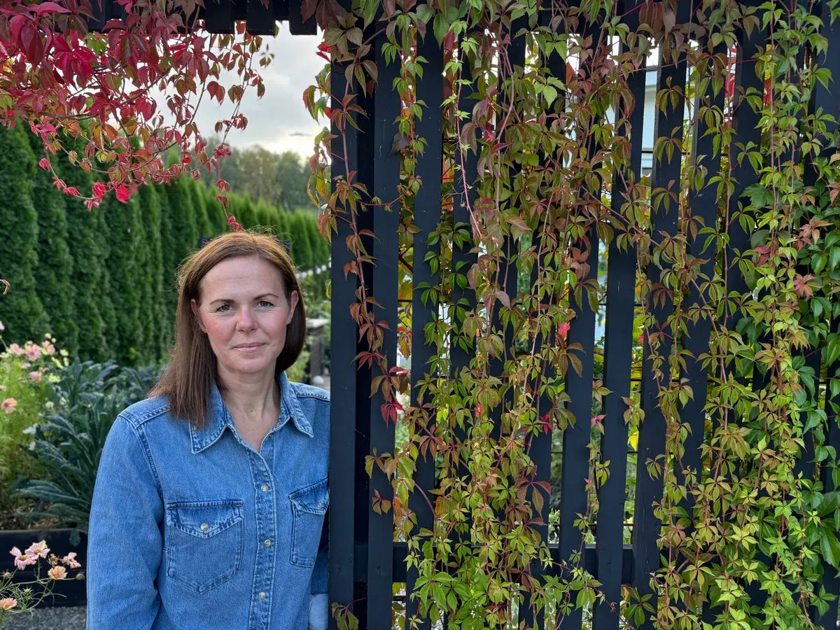 Blommande trädgård med rik grönska under sommarsäsongen
